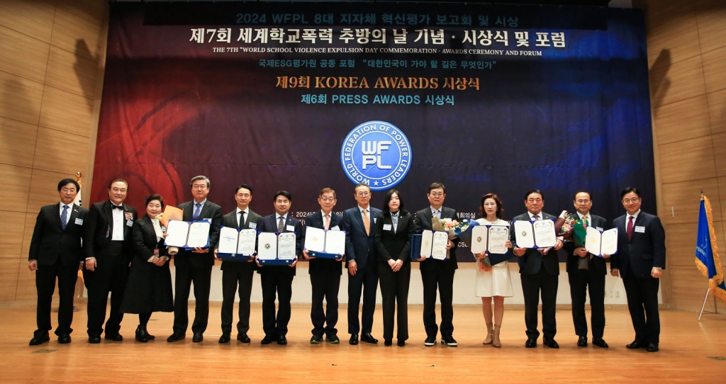 제9회-KOREA-AWARDS-수상자-단체-기념촬영.jpg