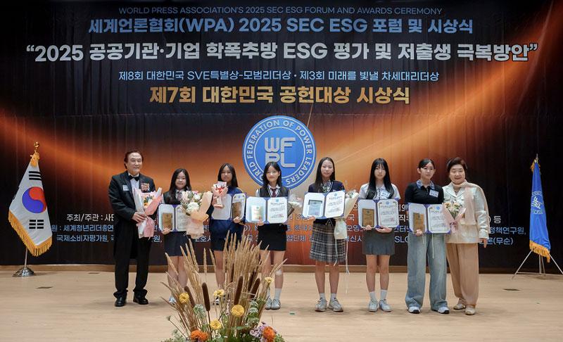 중등부문-석학-은상-수상자-단체-기념촬영.jpg