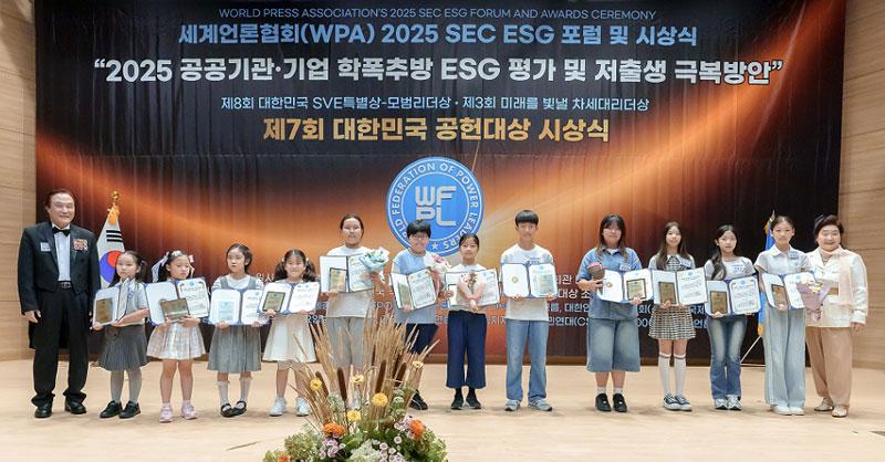 초등부문-석학-은상-수상자-단체-기념촬영.jpg
