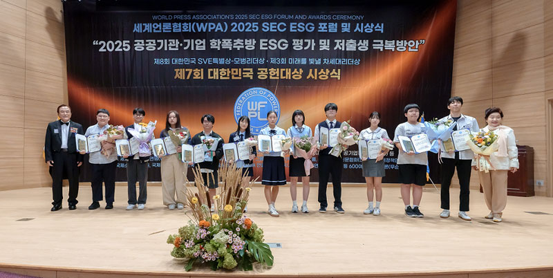 고등부문-석학-금상-수상자-단체-기념촬영.jpg